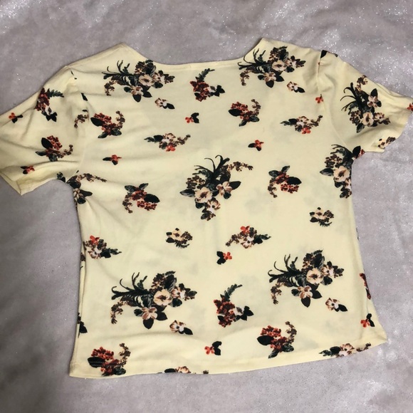 Cute half sleeve pastel yellow crop top - Picture 3 of 3